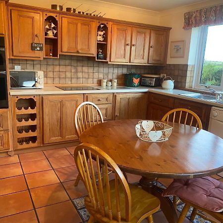 Charming 2 Bed House Near Rhoscolyn Discounts For Villa โฮลีเฮด ภายนอก รูปภาพ
