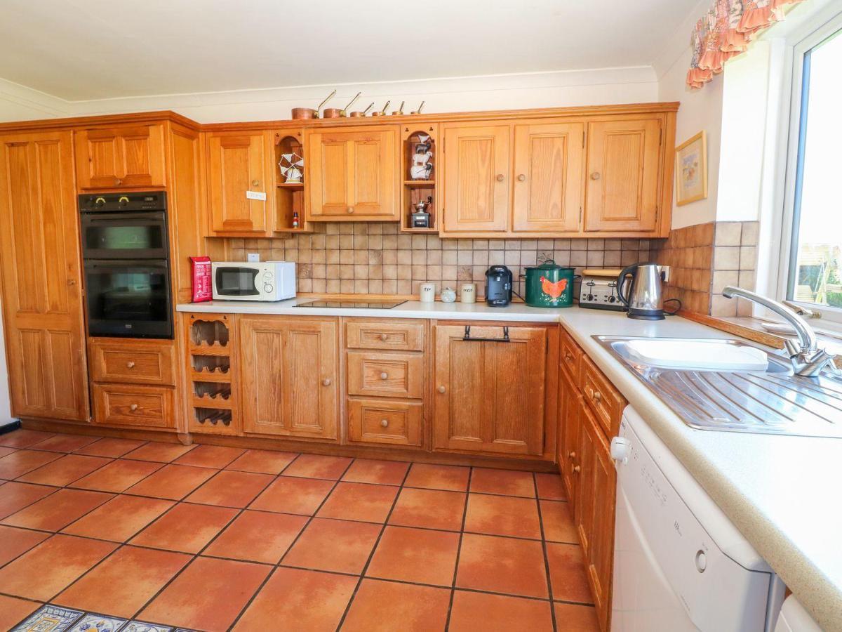 Charming 2 Bed House Near Rhoscolyn Discounts For Villa โฮลีเฮด ภายนอก รูปภาพ