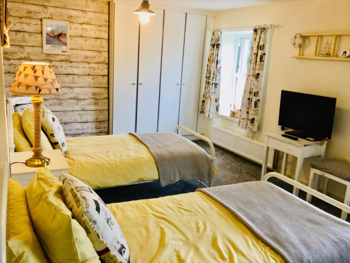 Charming 2 Bed House Near Rhoscolyn Discounts For Villa โฮลีเฮด ภายนอก รูปภาพ