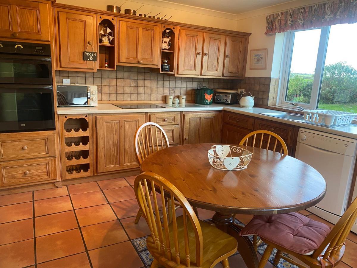 Charming 2 Bed House Near Rhoscolyn Discounts For Villa โฮลีเฮด ภายนอก รูปภาพ